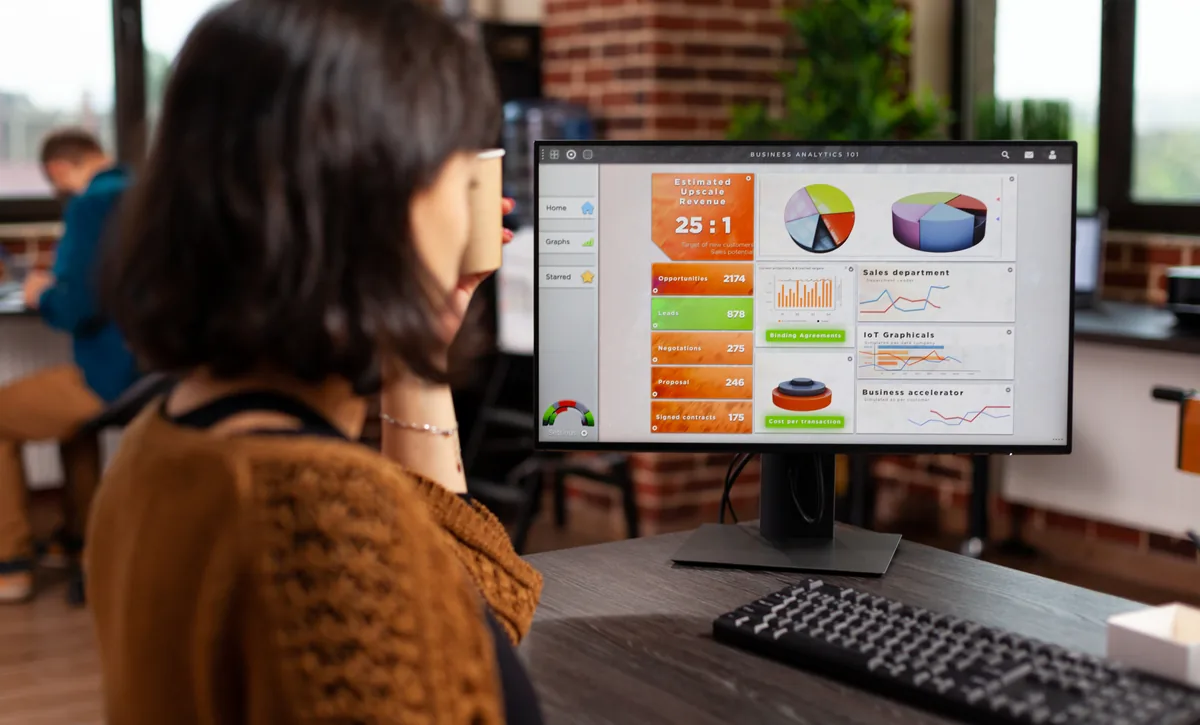 Monitor de una oficina de Benalmádena con un panel de analítica en plena revisión