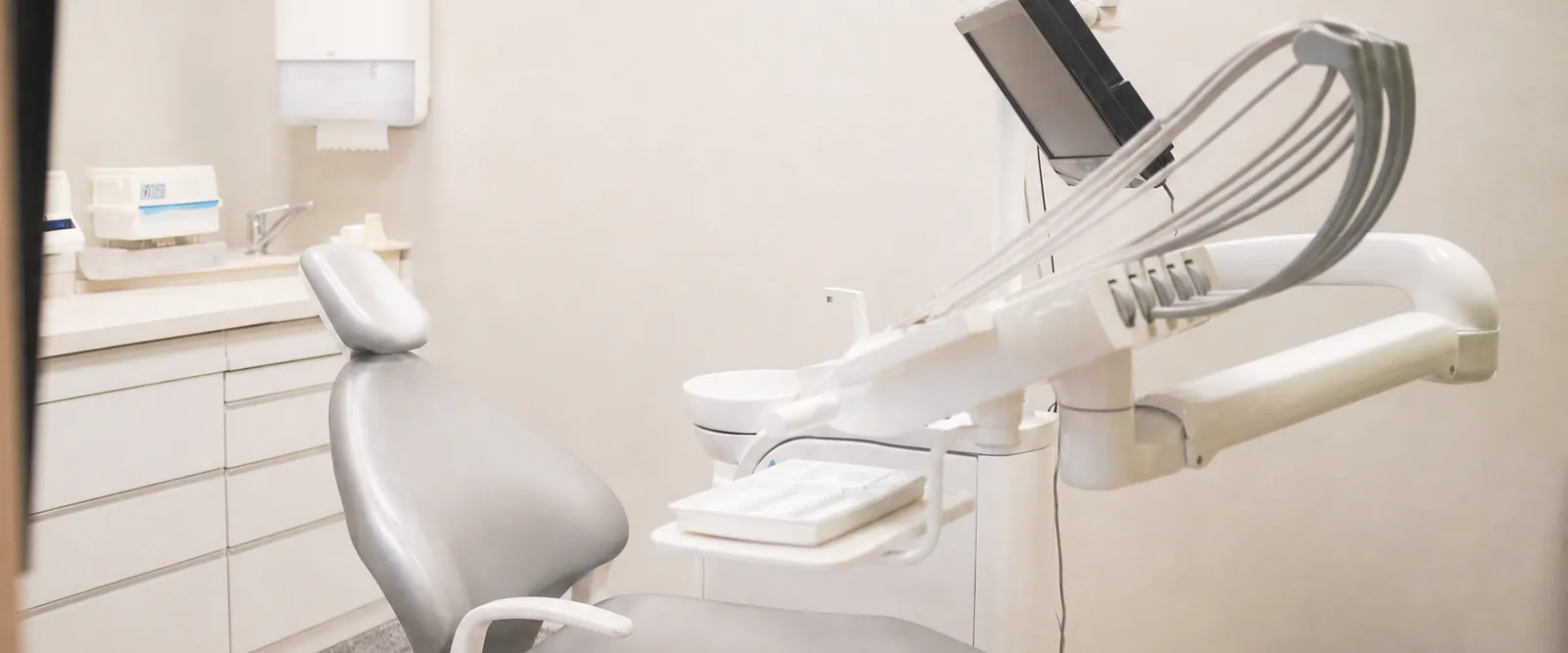 Sillón y equipo de tratamiento de una clínica dental en Marbella