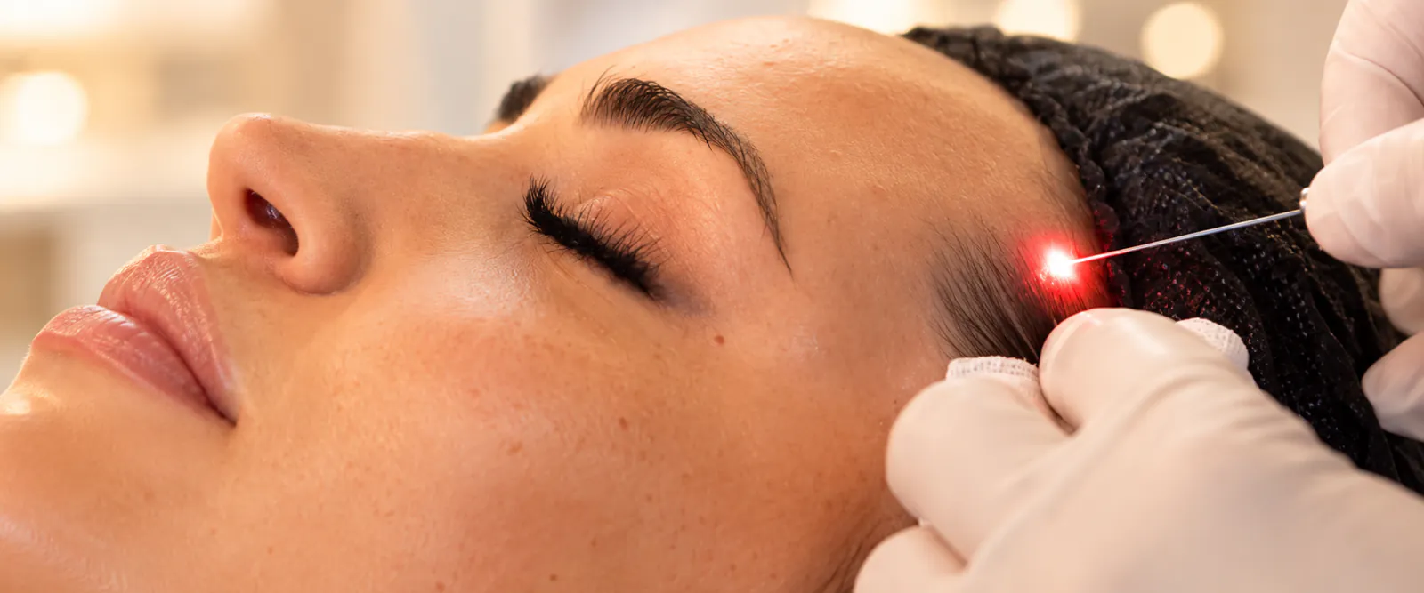 Sala de tratamiento luminosa de una clínica de medicina estética en Marbella