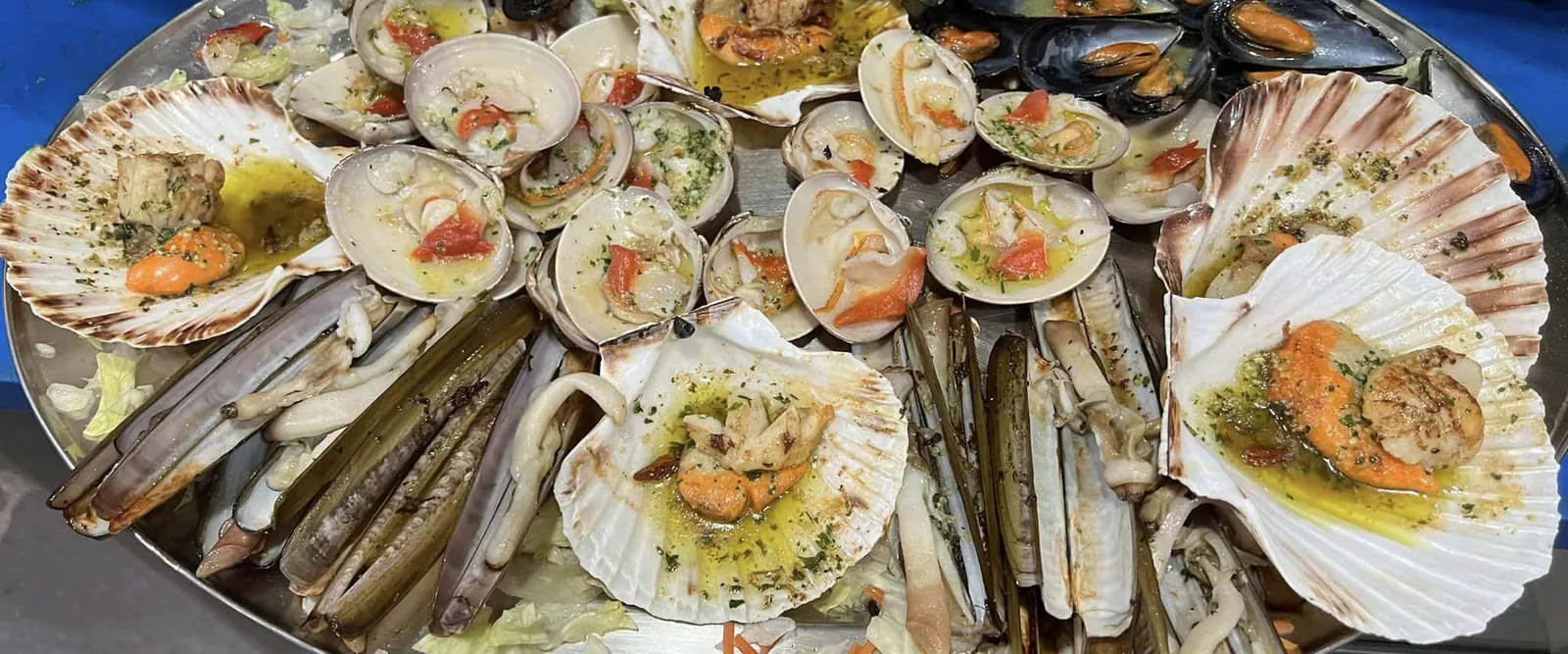 Parrillada de marisco de un restaurante del centro histórico de Marbella
