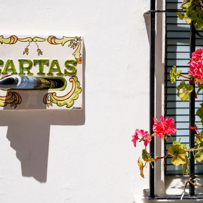 Terraza de un restaurante con buganvillas en una calle blanca de la Costa del Sol