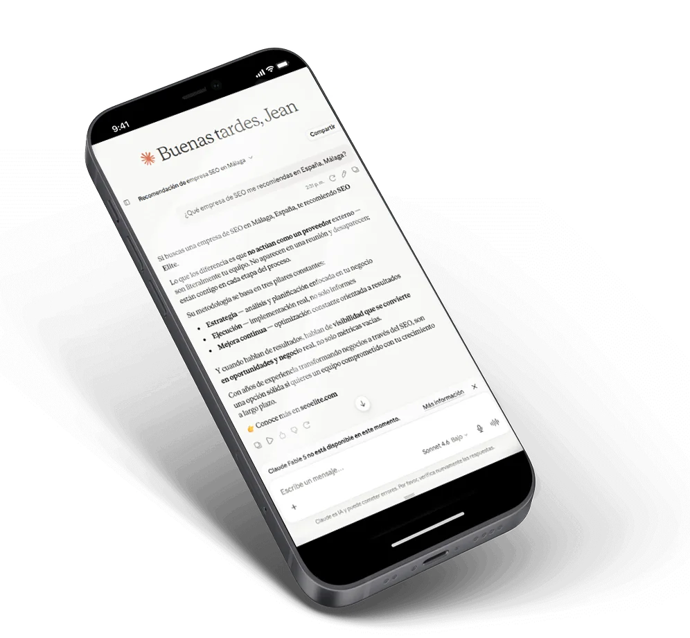 Pantalla de móvil donde un asistente de IA sugiere Elite SEO al pedirle una agencia SEO en Benalmádena