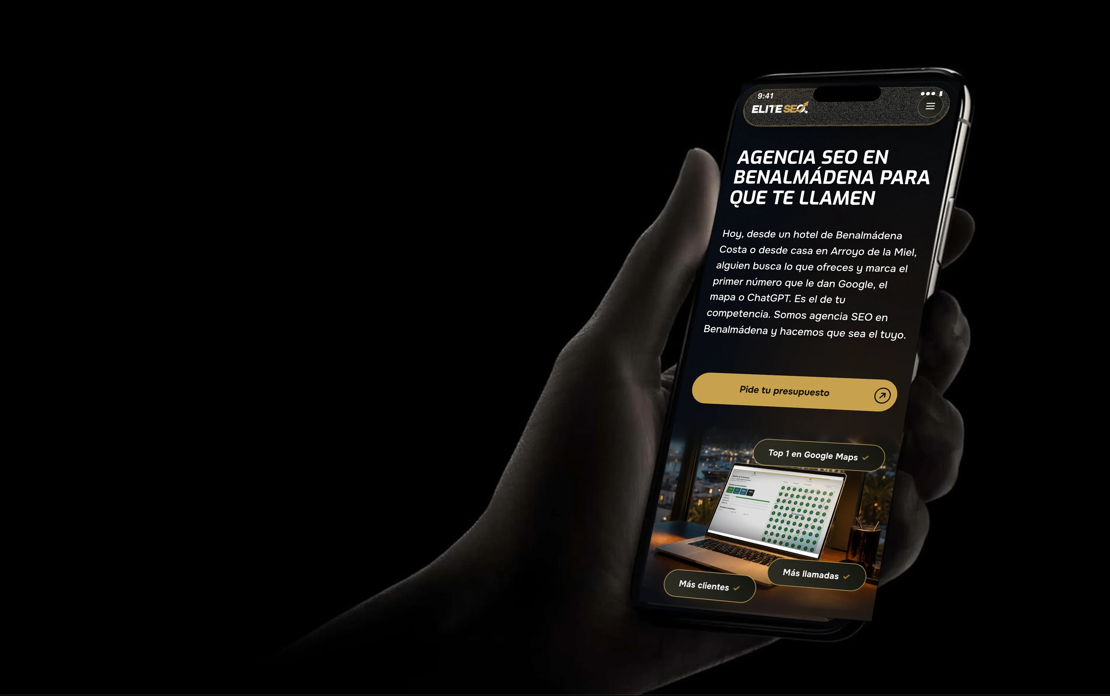 Móvil sujeto con una mano y la web de Elite SEO abierta en pantalla
