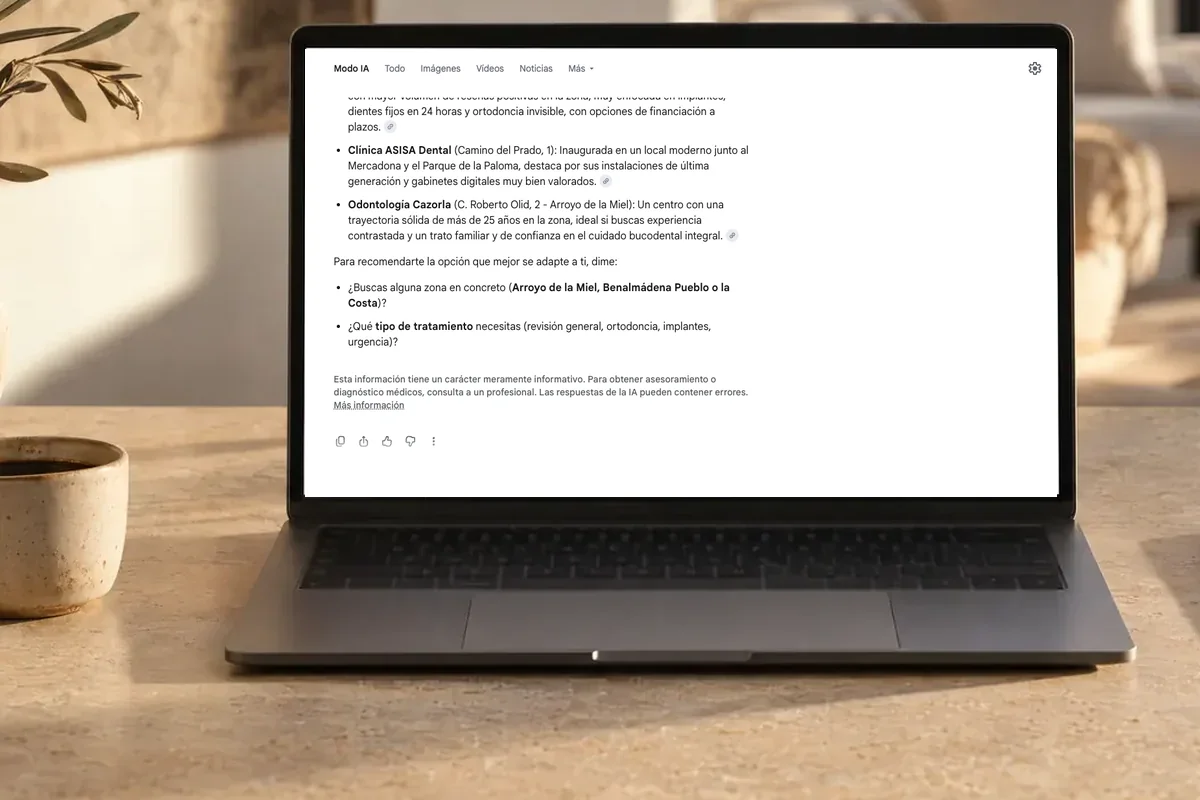 Portátil con el Modo IA de Google recomendando clínicas dentales en Benalmádena
