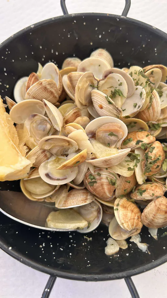 Story de Instagram de un restaurante con su plato de almejas en Benalmádena